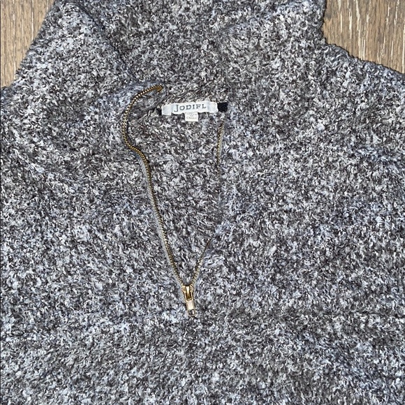 Gray puffy sweater - Picture 3 of 4